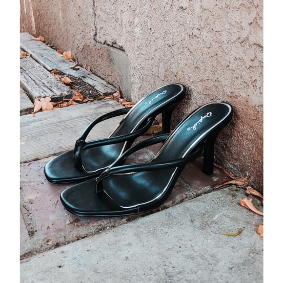Shoes - 🚨LAST CHANCE//Black thong sandal